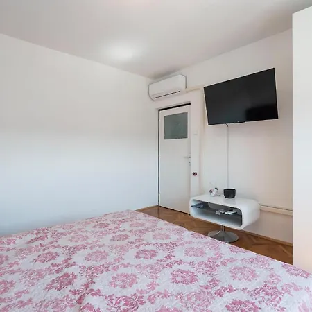 1 Bedroom Lovely Apartment In Pula Exterior photo