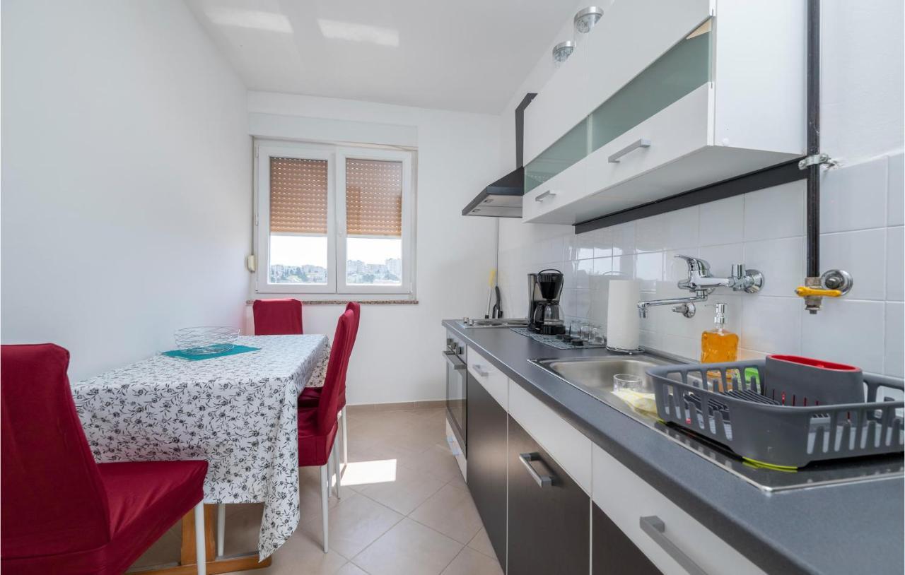 1 Bedroom Lovely In Appartamento Pola