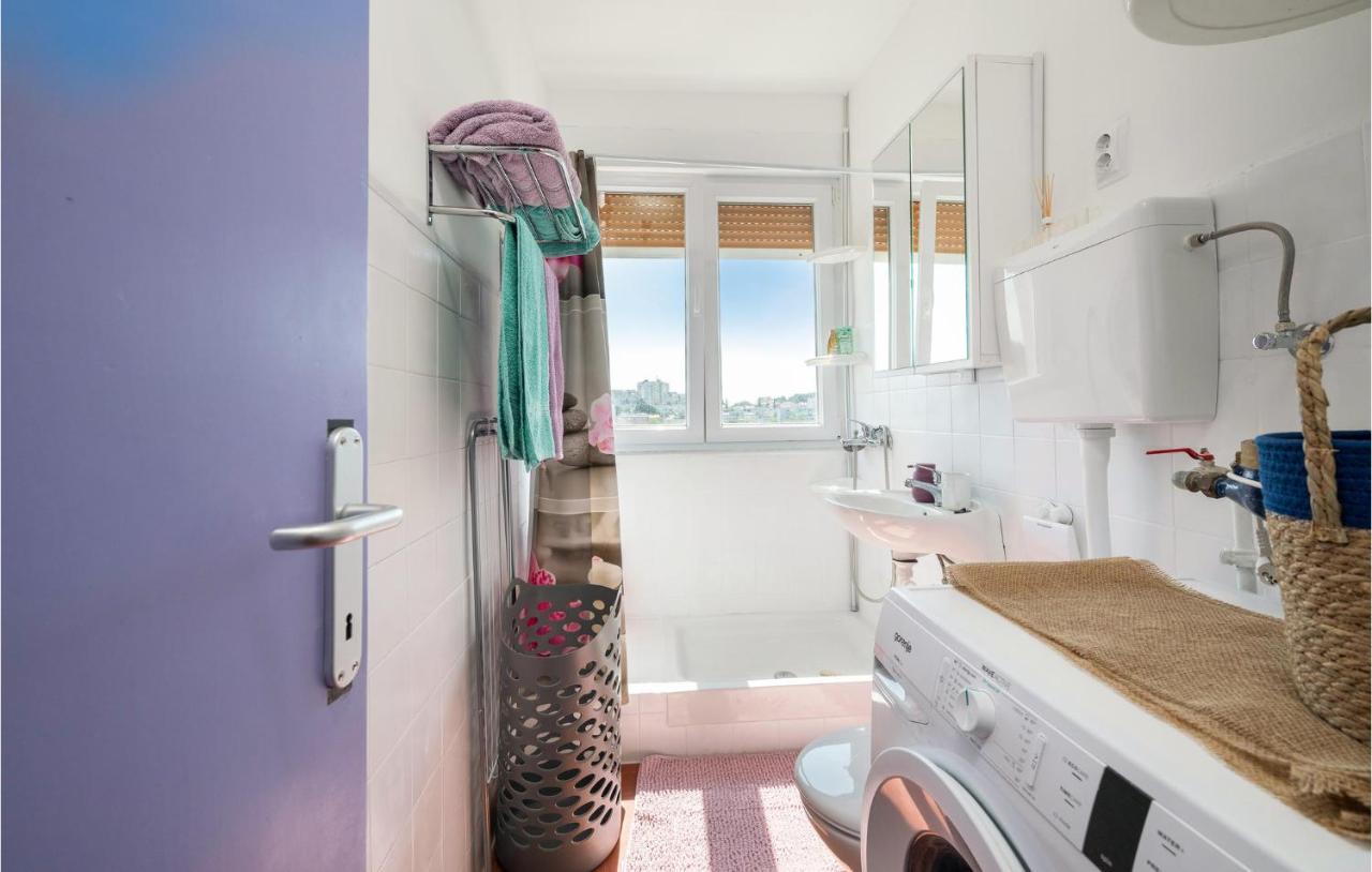 1 Bedroom Lovely In Appartamento Pola